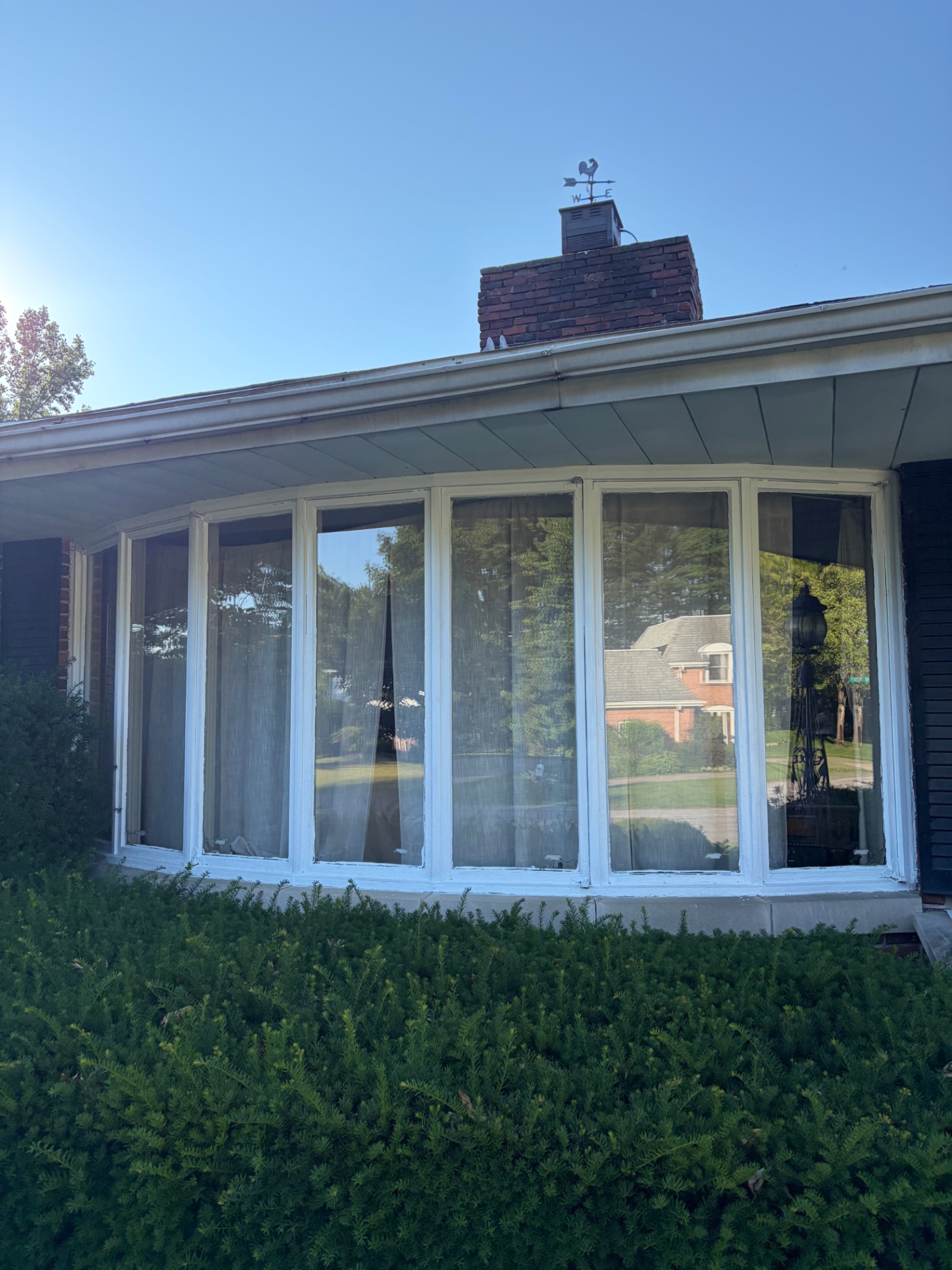 Large bay window cleaned on ranch home